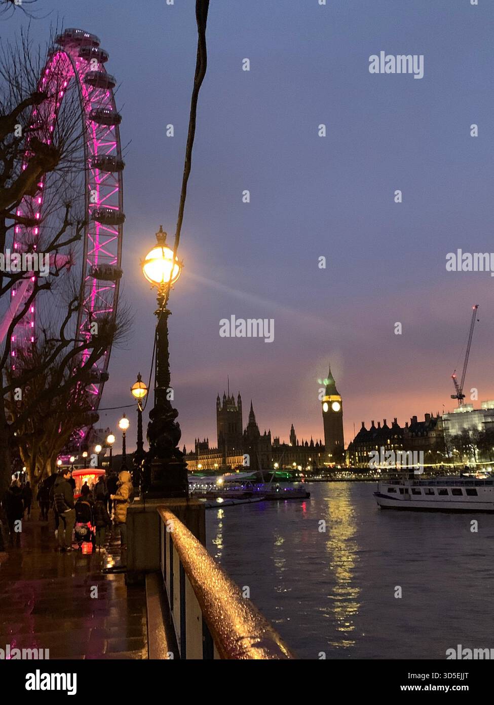 Blick auf Big Ben und den Palast von Westminster in der Abenddämmerung mit einem weichen Abendhimmel. Die historische Architektur Londons und die Atmosphäre am Fluss sind eingefangen. - Smartphone-aufgenommenes Stockfoto
