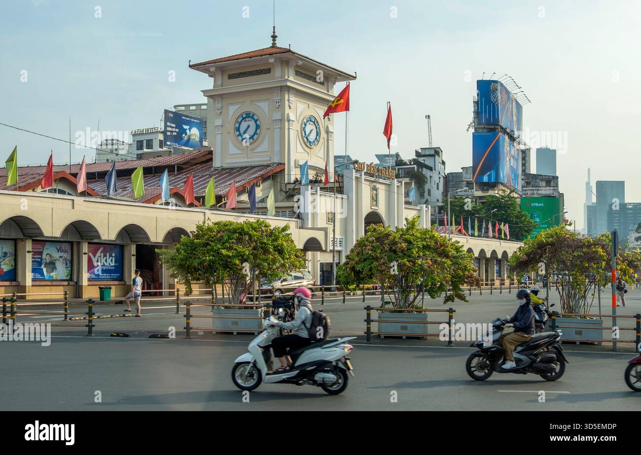 Motorradverkehr und Ben Thanh Markt in Saigon, Vietnam Stockfoto