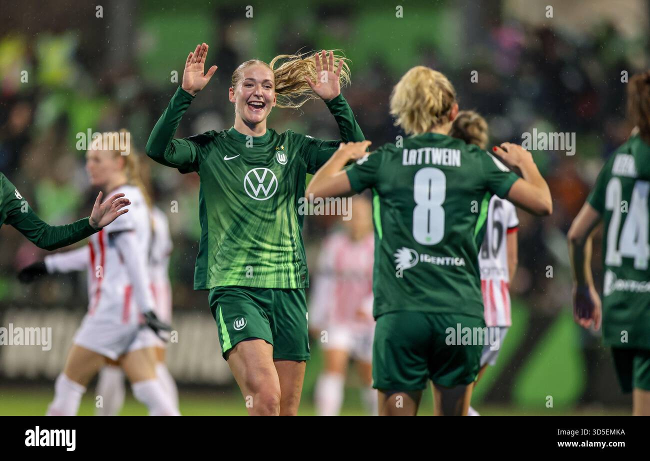 DEU, Wolfsburg, Wolfsburg vs Freiburg, DFB-Pokal, DFB, Saison 2526, AOK-Stadion, Achtelfinale im Bild: Wolfsburg gewinnt nach Toren mit 3:1 gegen Freiburg, Jubel und Freude nach dem Spiel, Camilla Küver (Wolfsburg #16) DFB/DFL REGULATI Stockfoto