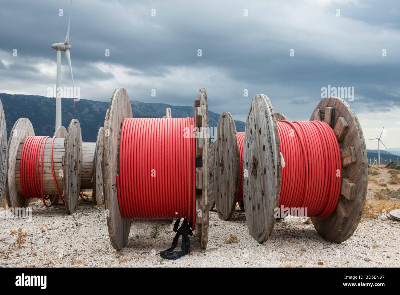 TÜRKEI, Karaburun bei Izmir, 223 MW Windpark der Firma Lodos Elektrik mit Enercon E-82 Windkraftanlagen, Kupferkabeltrommel des italienischen Unternehmens Prysmian / TUERKEI, Karaburun, 223 MW Windpark der Firma Lodos Elektrik mit Enercon E-82 Windkraftanlagen, Kupfer Kabeltrommel des italienischen Kabelherstellers Prysmian S.p.A. der Weltmarktführer im Kabelhersteller Stockfoto