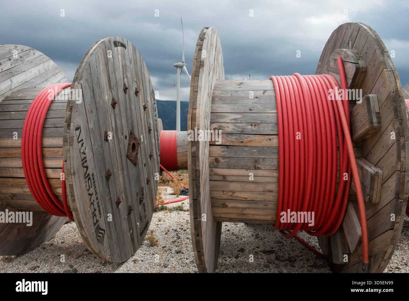 TÜRKEI, Karaburun bei Izmir, 223 MW Windpark der Firma Lodos Elektrik mit Enercon E-82 Windkraftanlagen, Kupferkabeltrommel des italienischen Unternehmens Prysmian / TUERKEI, Karaburun, 223 MW Windpark der Firma Lodos Elektrik mit Enercon E-82 Windkraftanlagen, Kupfer Kabeltrommel des italienischen Kabelherstellers Prysmian S.p.A. der Weltmarktführer im Kabelhersteller Stockfoto