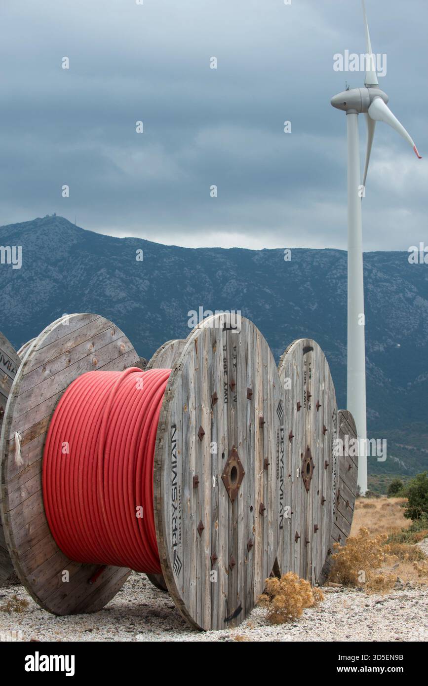 TÜRKEI, Karaburun bei Izmir, 223 MW Windpark der Firma Lodos Elektrik mit Enercon E-82 Windkraftanlagen, Kupferkabeltrommel des italienischen Unternehmens Prysmian / TUERKEI, Karaburun, 223 MW Windpark der Firma Lodos Elektrik mit Enercon E-82 Windkraftanlagen, Kupfer Kabeltrommel des italienischen Kabelherstellers Prysmian S.p.A. der Weltmarktführer im Kabelhersteller Stockfoto