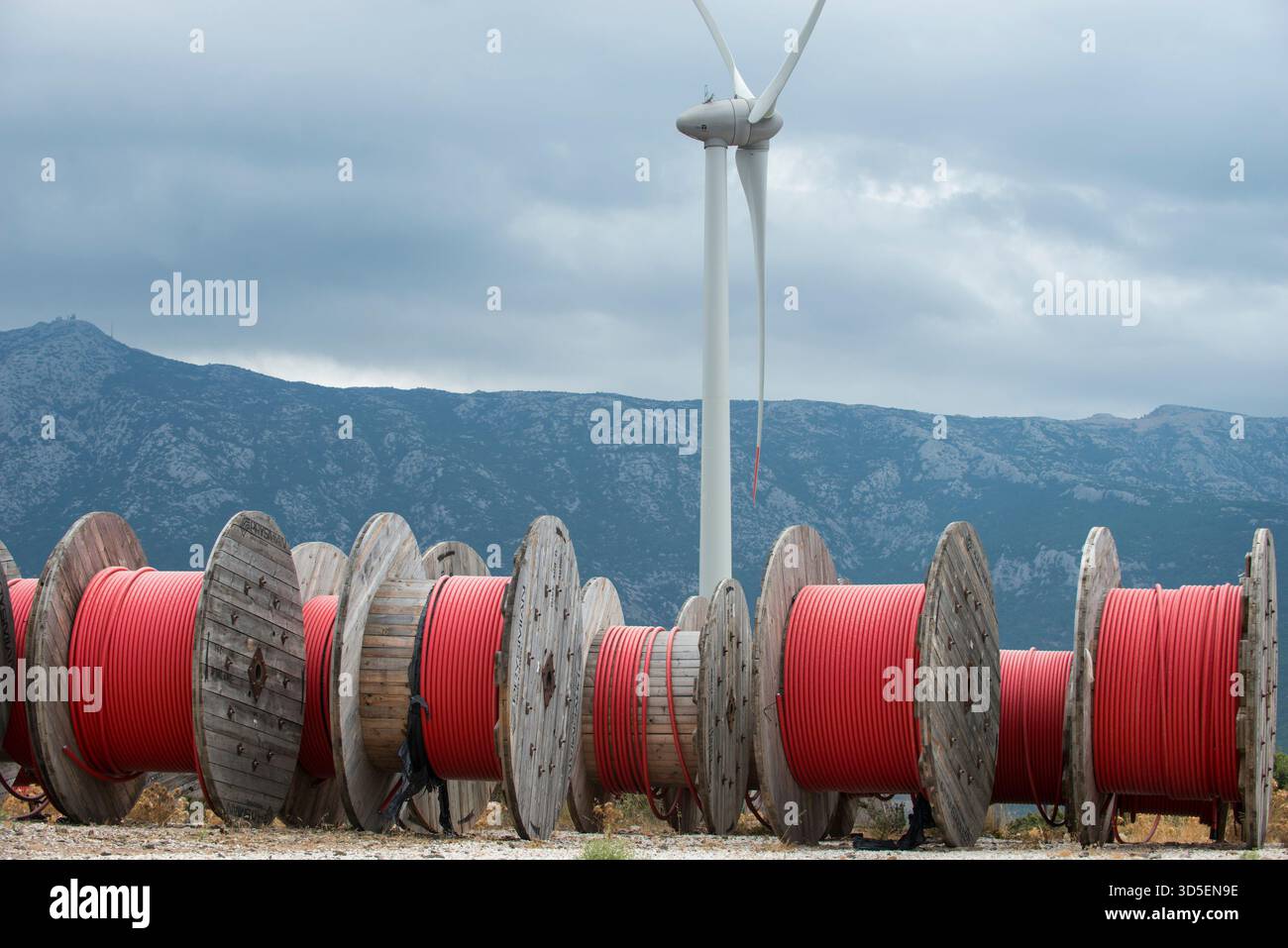 TÜRKEI, Karaburun bei Izmir, 223 MW Windpark der Firma Lodos Elektrik mit Enercon E-82 Windkraftanlagen, Kupferkabeltrommel des italienischen Unternehmens Prysmian / TUERKEI, Karaburun, 223 MW Windpark der Firma Lodos Elektrik mit Enercon E-82 Windkraftanlagen, Kupfer Kabeltrommel des italienischen Kabelherstellers Prysmian S.p.A. der Weltmarktführer im Kabelhersteller Stockfoto