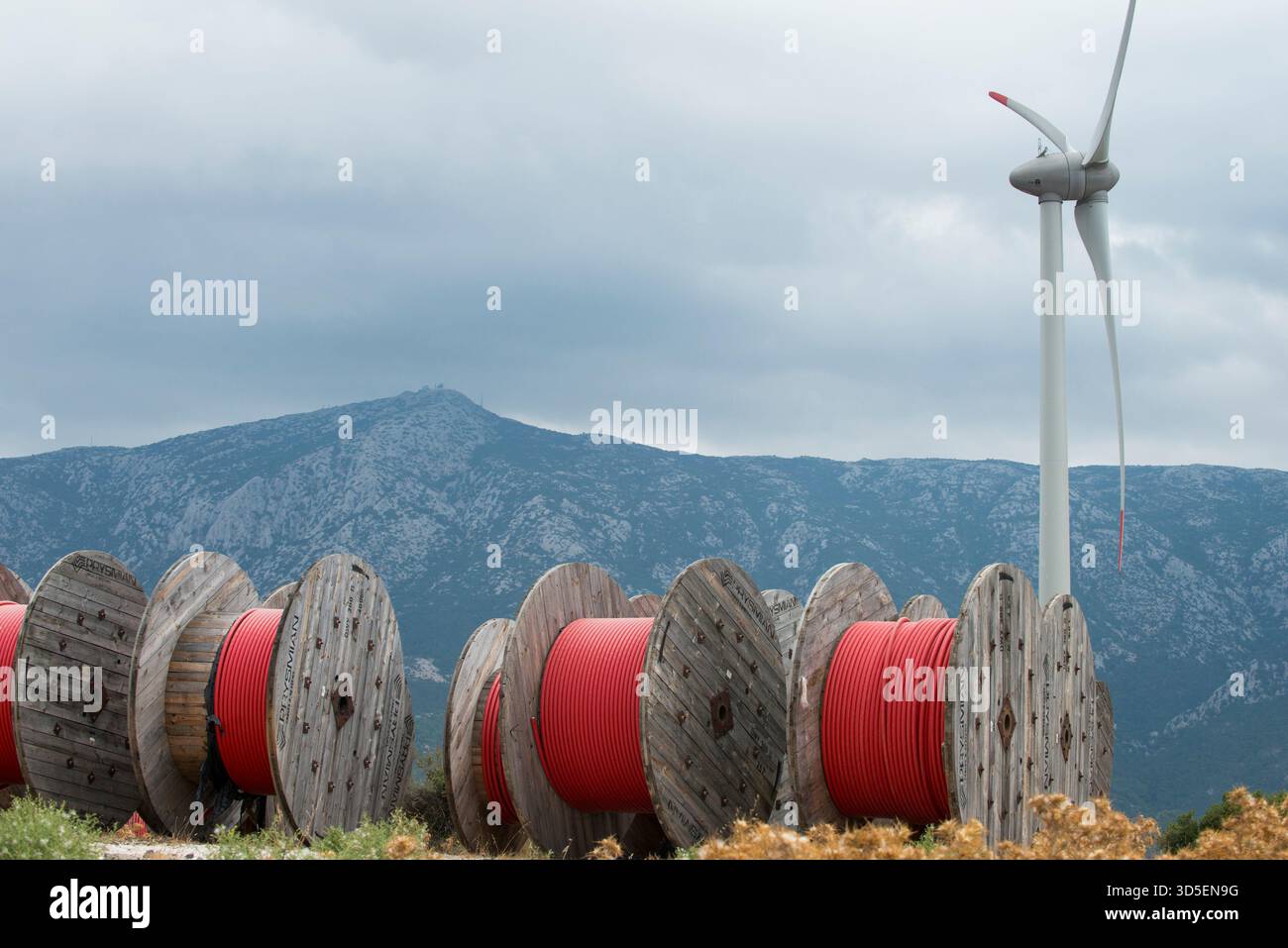TÜRKEI, Karaburun bei Izmir, 223 MW Windpark der Firma Lodos Elektrik mit Enercon E-82 Windkraftanlagen, Kupferkabeltrommel des italienischen Unternehmens Prysmian / TUERKEI, Karaburun, 223 MW Windpark der Firma Lodos Elektrik mit Enercon E-82 Windkraftanlagen, Kupfer Kabeltrommel des italienischen Kabelherstellers Prysmian S.p.A. der Weltmarktführer im Kabelhersteller Stockfoto