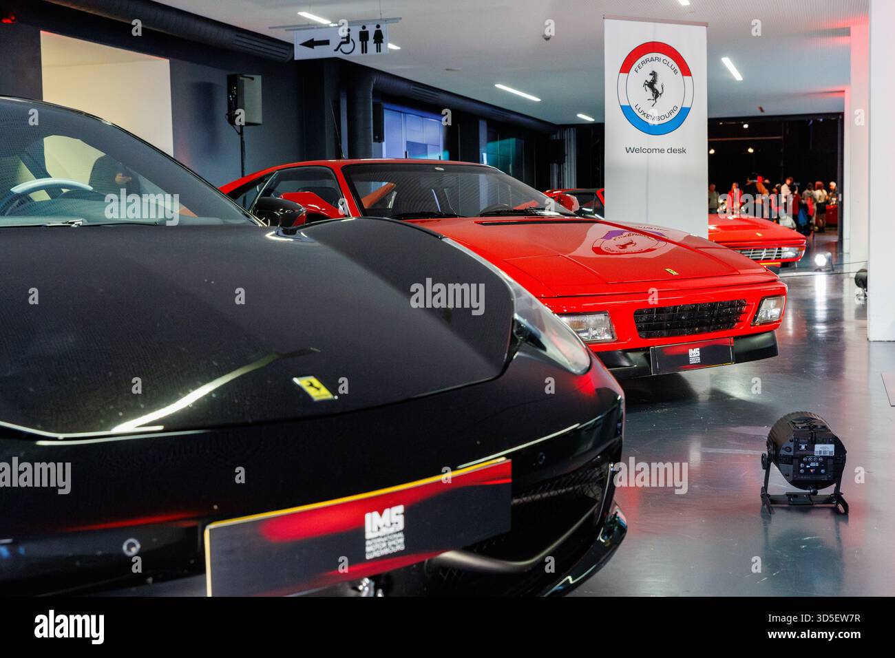 Ferrari-Fahrzeuge werden am Stand des Ferrari Club Luxembourg während der Internationalen Automobilausstellung Luxemburg am 15. November 2025 in der Luxexpo the Box in Luxemburg-Stadt, Luxemburg, ausgestellt. Stockfoto