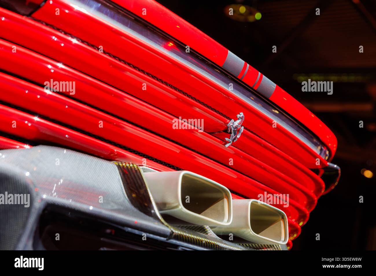 Ferrari-Fahrzeuge werden am Stand des Ferrari Club Luxembourg während der Internationalen Automobilausstellung Luxemburg am 15. November 2025 in der Luxexpo the Box in Luxemburg-Stadt, Luxemburg, ausgestellt. Stockfoto