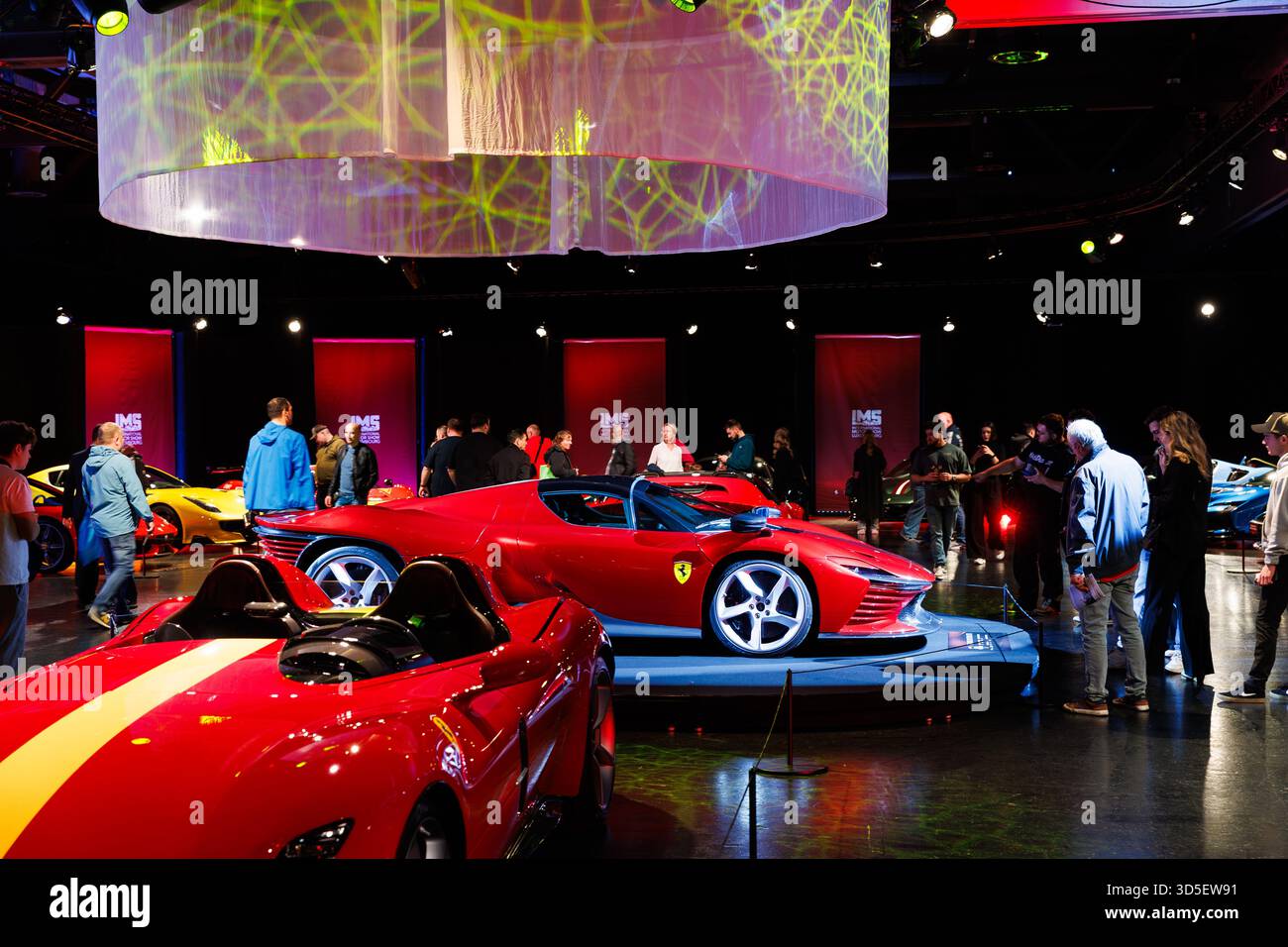 Ferrari-Fahrzeuge werden am Stand des Ferrari Club Luxembourg während der Internationalen Automobilausstellung Luxemburg am 15. November 2025 in der Luxexpo the Box in Luxemburg-Stadt, Luxemburg, ausgestellt. Stockfoto