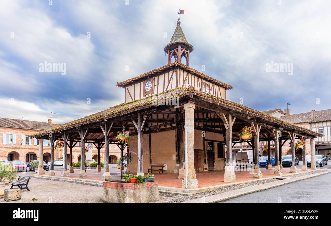 Alte mittelalterliche Markthalle im Dorf Köln in Gers, Occitanie, Frankreich. Stockfoto
