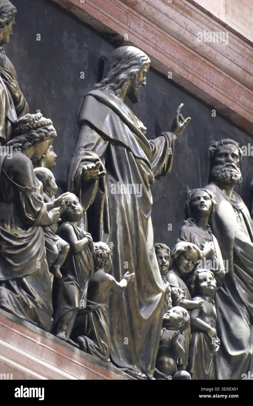 Christliche Statuen der Apostel in der Nähe der Basilika Esztergom, Ungarn Stockfoto