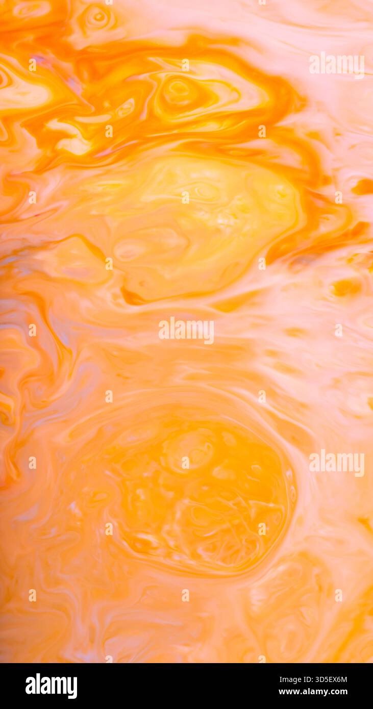 Golden Orange Paint Swirl in vibrierender flüssiger abstrakter Komposition Stockfoto