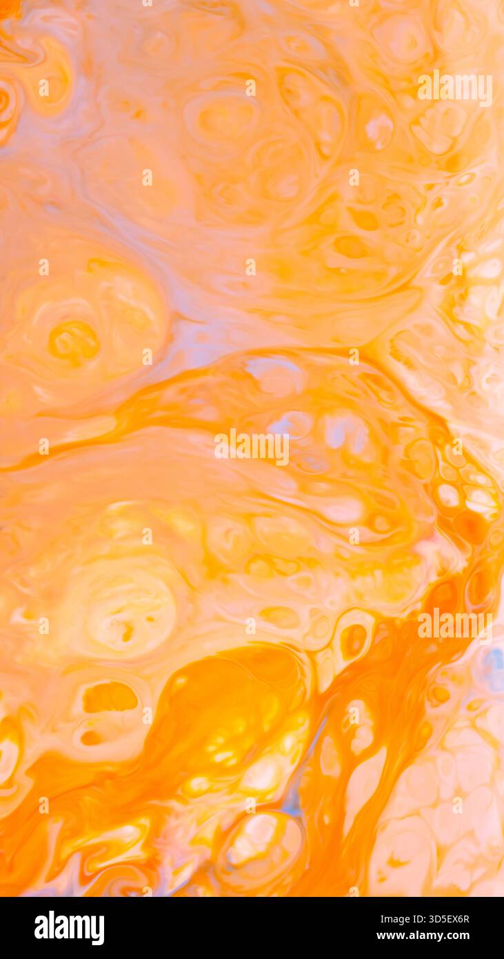 Golden Orange Paint Swirl in vibrierender flüssiger abstrakter Komposition Stockfoto