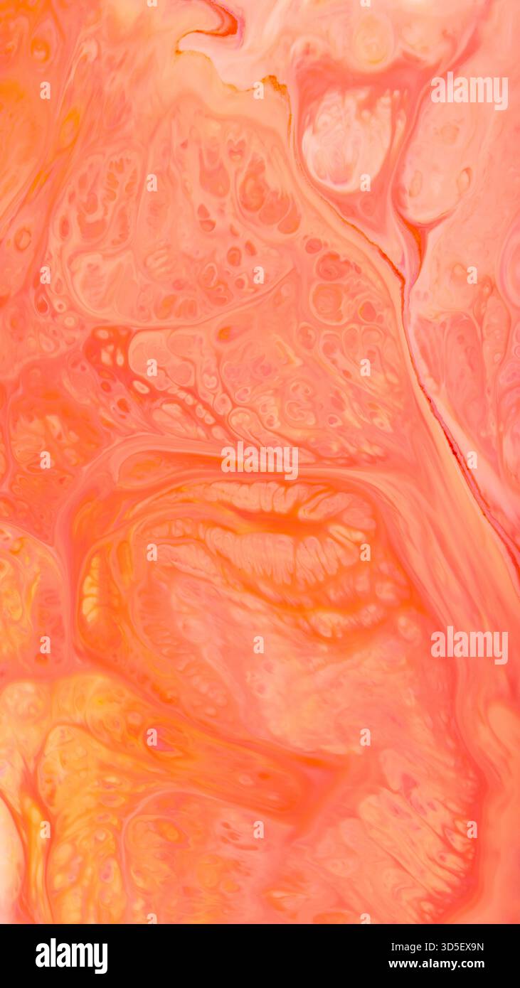Golden Orange Paint Swirl in vibrierender flüssiger abstrakter Komposition Stockfoto