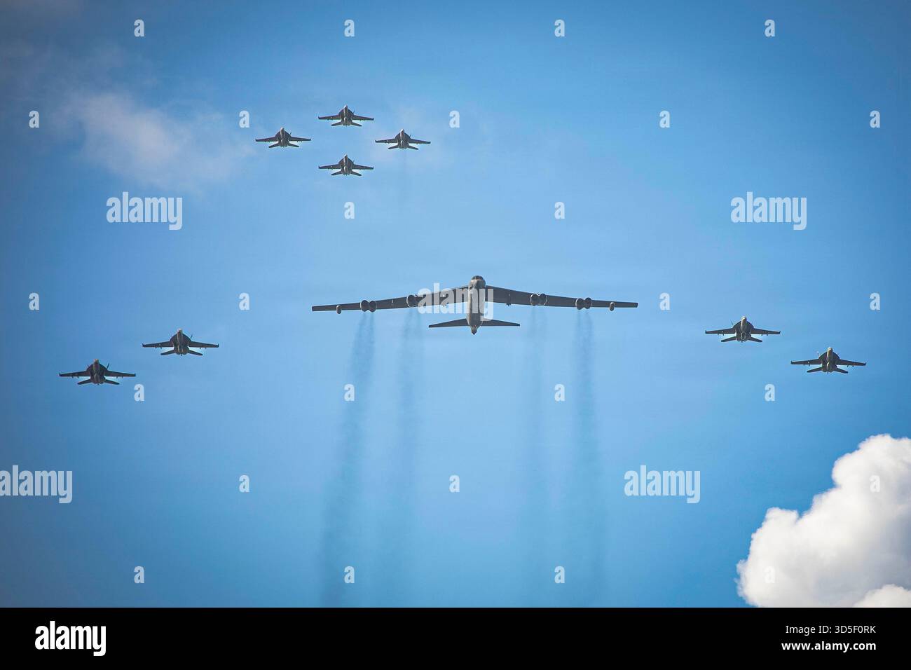 Mittelmeer, Internationale Gewässer. 13. November 2025. Die US Navy F/A-18E/F Super Hornet ist ein Bomber der Luftwaffe B-52 Stratofortress während des Einsatzes mit dem Flugzeugträger der Ford-Klasse USS Gerald R. Ford, 13. November 2025 auf der Karibik. US-Präsident Trump befahl der Ford Carrier Group in die Karibik, um Gewalt gegen Venezuela zu zeigen. Kredit: MC2 Daniel Ruiz/USA Navy Photo/Alamy Live News Stockfoto