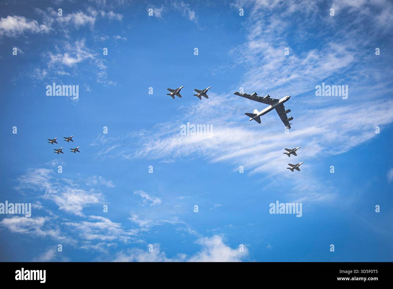 Mittelmeer, Internationale Gewässer. 13. November 2025. Die US Navy F/A-18E/F Super Hornet ist ein Bomber der Luftwaffe B-52 Stratofortress während des Einsatzes mit dem Flugzeugträger der Ford-Klasse USS Gerald R. Ford, 12. November 2025 auf der Karibik. US-Präsident Trump befahl der Ford Carrier Group in die Karibik, um Gewalt gegen Venezuela zu zeigen. Kredit: MC2 Daniel Ruiz/USA Navy Photo/Alamy Live News Stockfoto