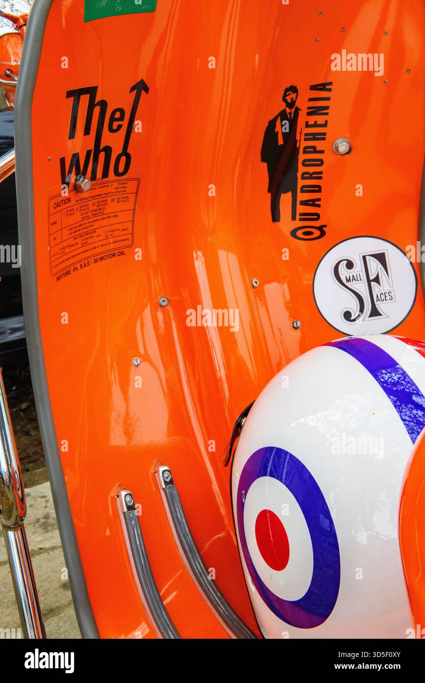 2025 Ritt der Erinnerung für Mods und Scooteristen in Erinnerung an diejenigen, die im Krieg ihr Leben verloren haben - viele dekorierte Ex-Soldaten, die ihren Respekt erweisen. Stockfoto