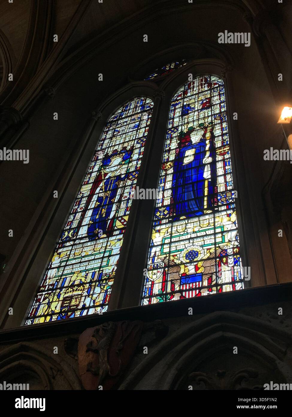 Buntes Buntglasfenster in der Westminster Abbey in London, England. - Smartphone-aufgenommenes Stockfoto