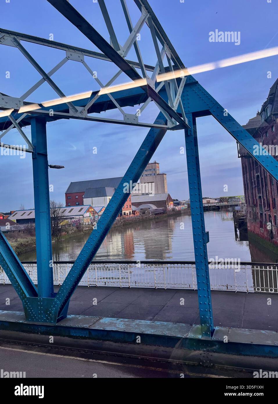 Moderne Fußgängerbrücke mit blauem Stahlbau über die Themse in London. - Smartphone-aufgenommenes Stockfoto