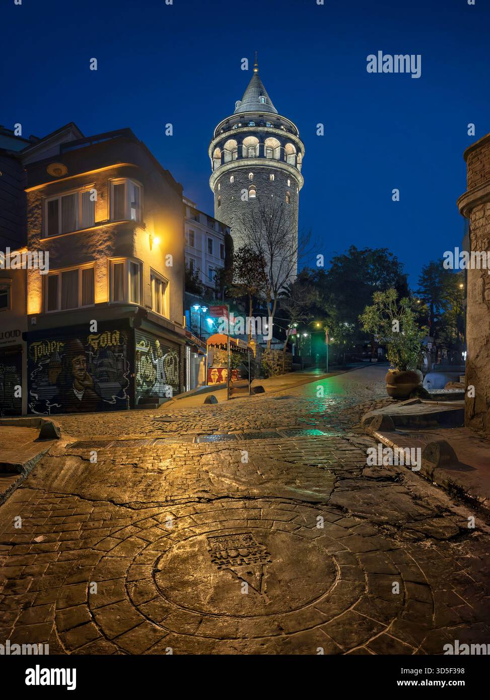 Blick Auf Die Galata Tower Street – Historisches Wahrzeichen Von Istanbul Stockfoto