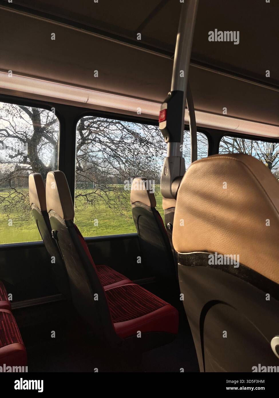 Innenraum eines öffentlichen Busses in Hull, England, mit leeren Passagiersitzen und großen Fenstern. - Smartphone-aufgenommenes Stockfoto