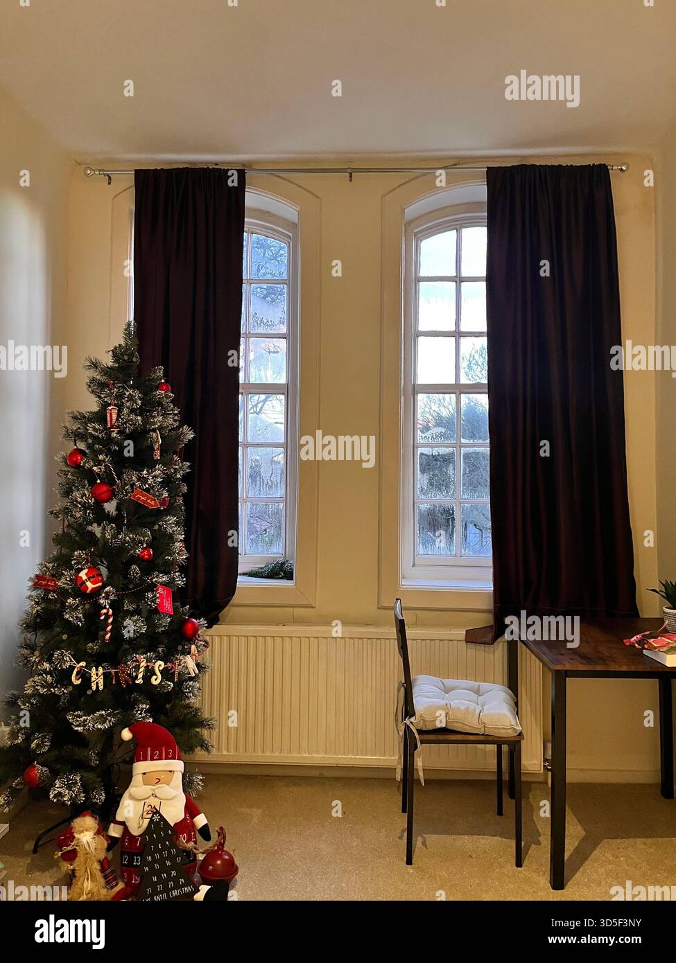 Warme und gemütliche Wohnzimmereinrichtung für Weihnachten in Hull, England. Festlicher Baum, sanfte Beleuchtung und traditionelle Atmosphäre Stockfoto