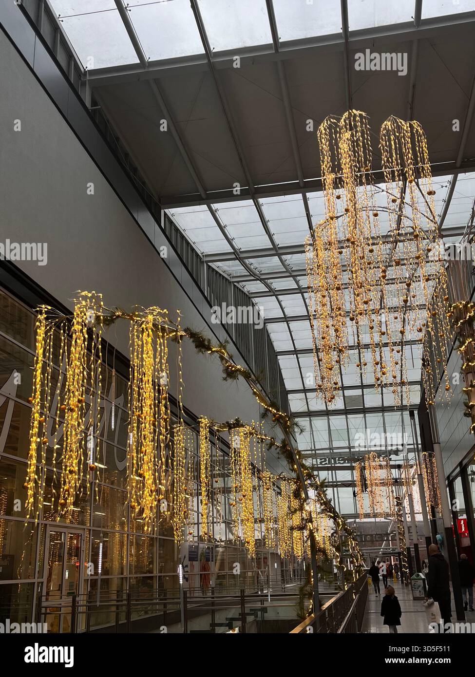 Innenraum einer modernen Einkaufspassage in Hull, England, dekoriert mit hängenden Weihnachtslichtern. Stockfoto