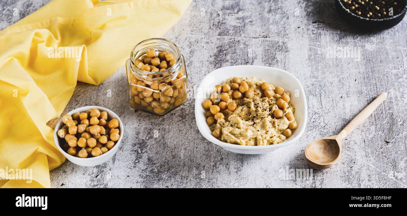 Vegetarischer, scharfer Kichererbsen-Hummus in einer Schüssel auf dem Tischwebbanner Stockfoto
