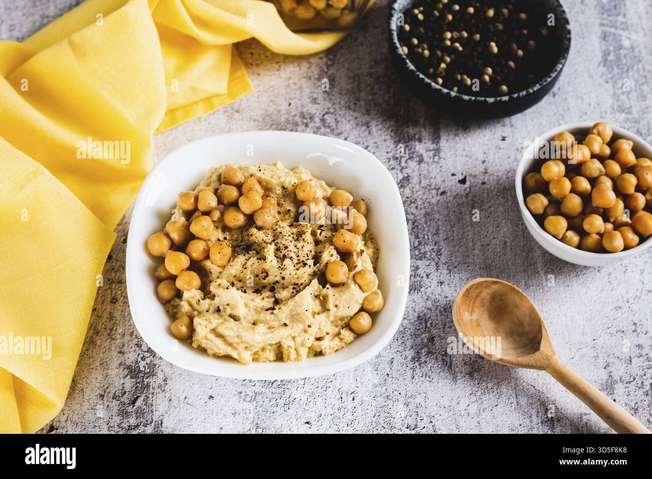 Vegetarischer, scharfer Kichererbsen-Hummus in einer Schüssel auf dem Tisch Stockfoto