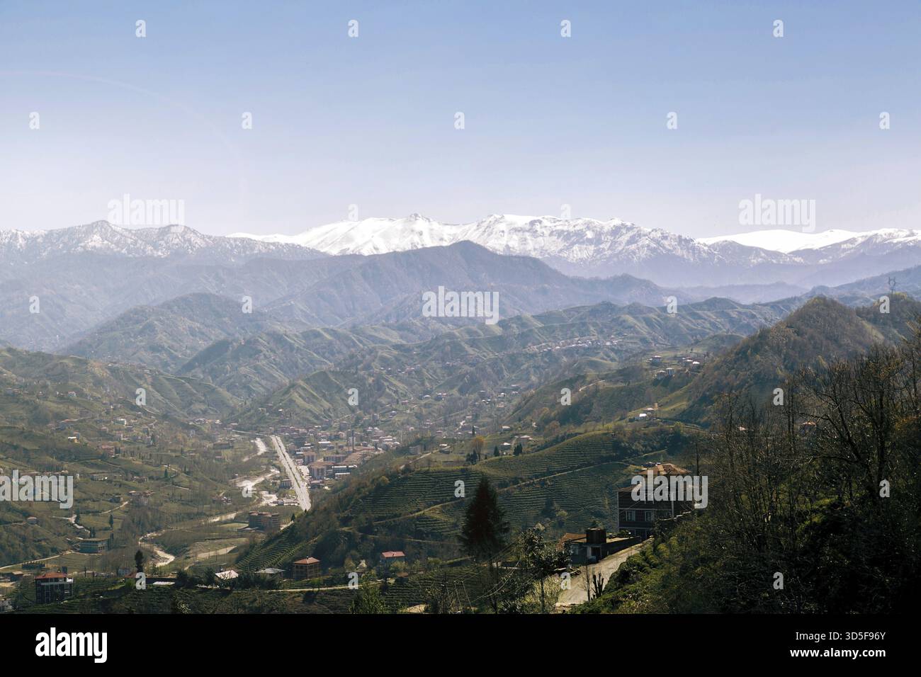 Berglandschaft der Schwarzmeerregion der Türkei Karadeniz in der Nähe der Stadt Rize im Frühjahr Stockfoto
