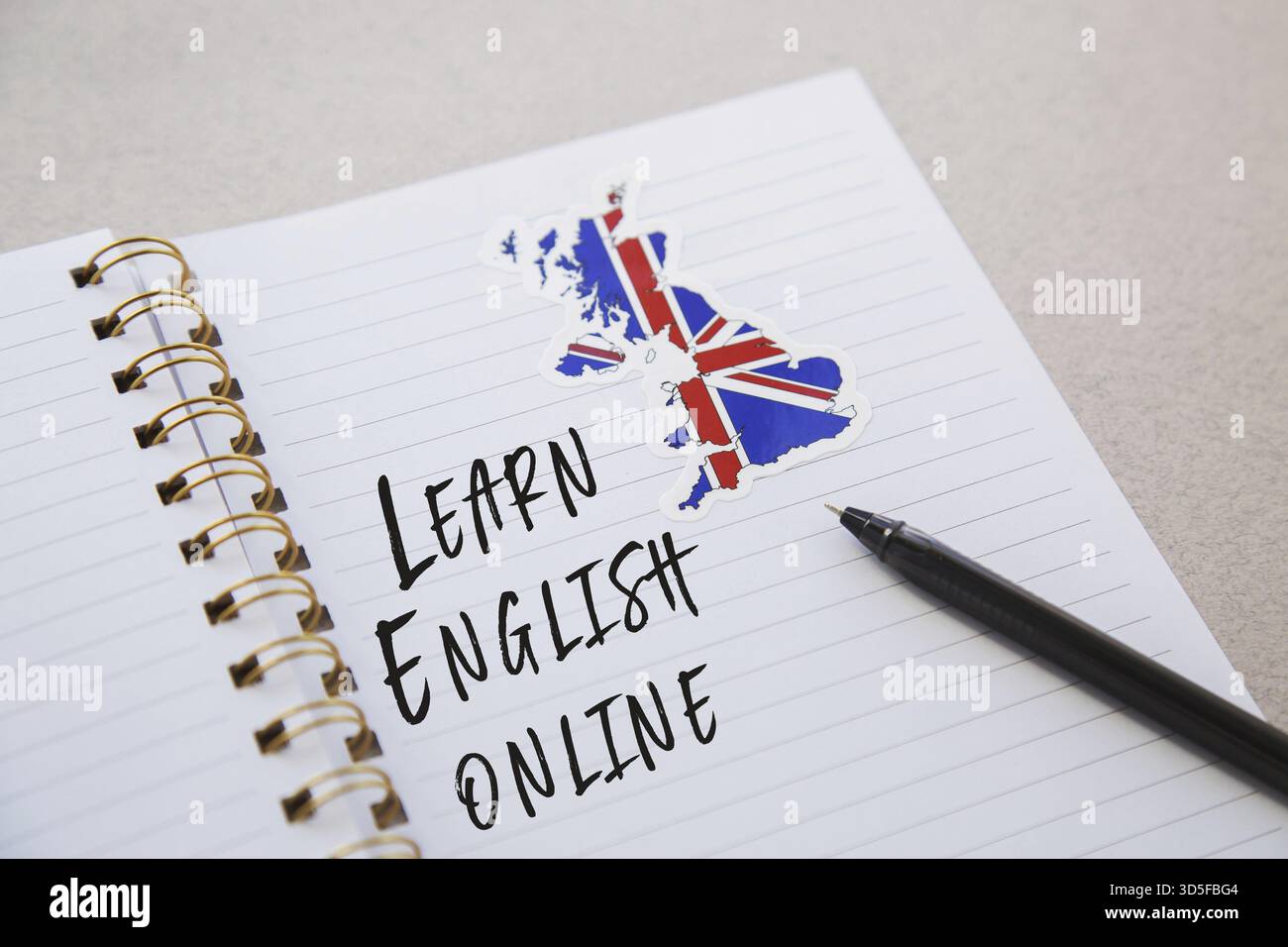 Notizblock mit der Inschrift Learn english online, Flag of the Great Britain und Country Map, Pen, Fremdsprachenlernkonzept Stockfoto
