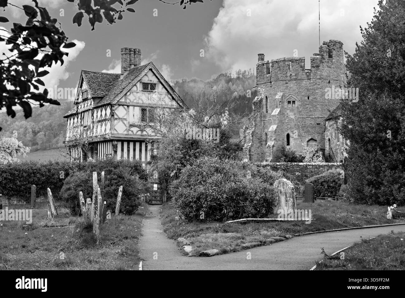 Stokesay Castle Shropshire, Blick vom Friedhof der Kirche St. Johannes des Täufers Stockfoto