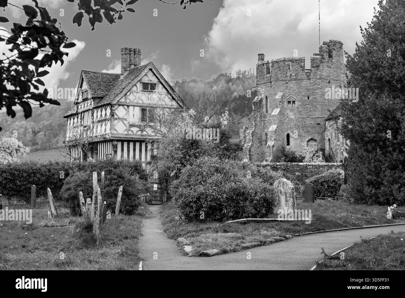 Stokesay Castle Shropshire, Blick vom Friedhof der Kirche St. Johannes des Täufers Stockfoto