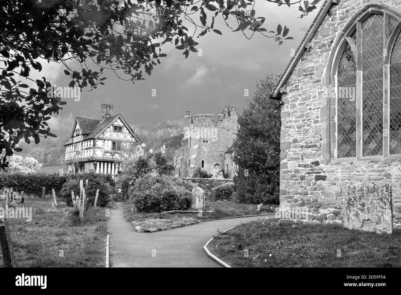 Stokesay Castle Shropshire, Blick vom Friedhof der Kirche St. Johannes des Täufers Stockfoto