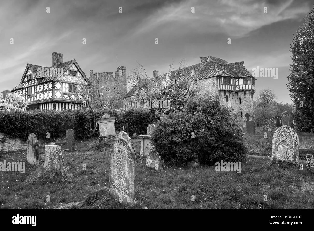 Stokesay Castle Shropshire, Blick vom Friedhof der Kirche St. Johannes des Täufers Stockfoto