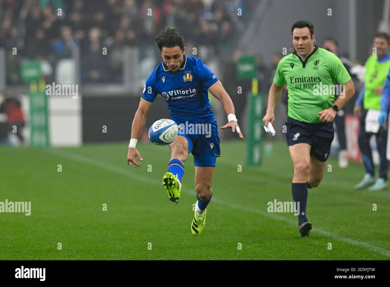 Turin, Italien, 15. November 2025 Quilter Nations Series 2025; Italien und Südafrika, Allianz Stadium Turin Ange Capuozzo (15)ITA von Italien in Aktion während des Spiels der Quilter Nations Series 2025 zwischen Italien und Südafrika im Allianz Stadium Turin am 15. November 2025 in Turin, Italien Stockfoto