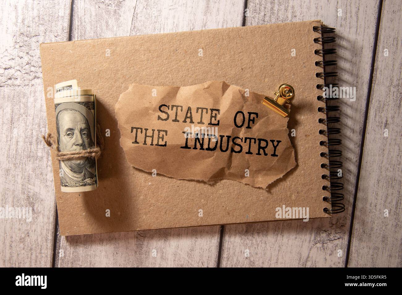 Geschäfts- und Branchenkonzept. Auf schwarzem Hintergrund, Zahnräder und die Inschrift - Dow Jones Industrial Average Stockfoto