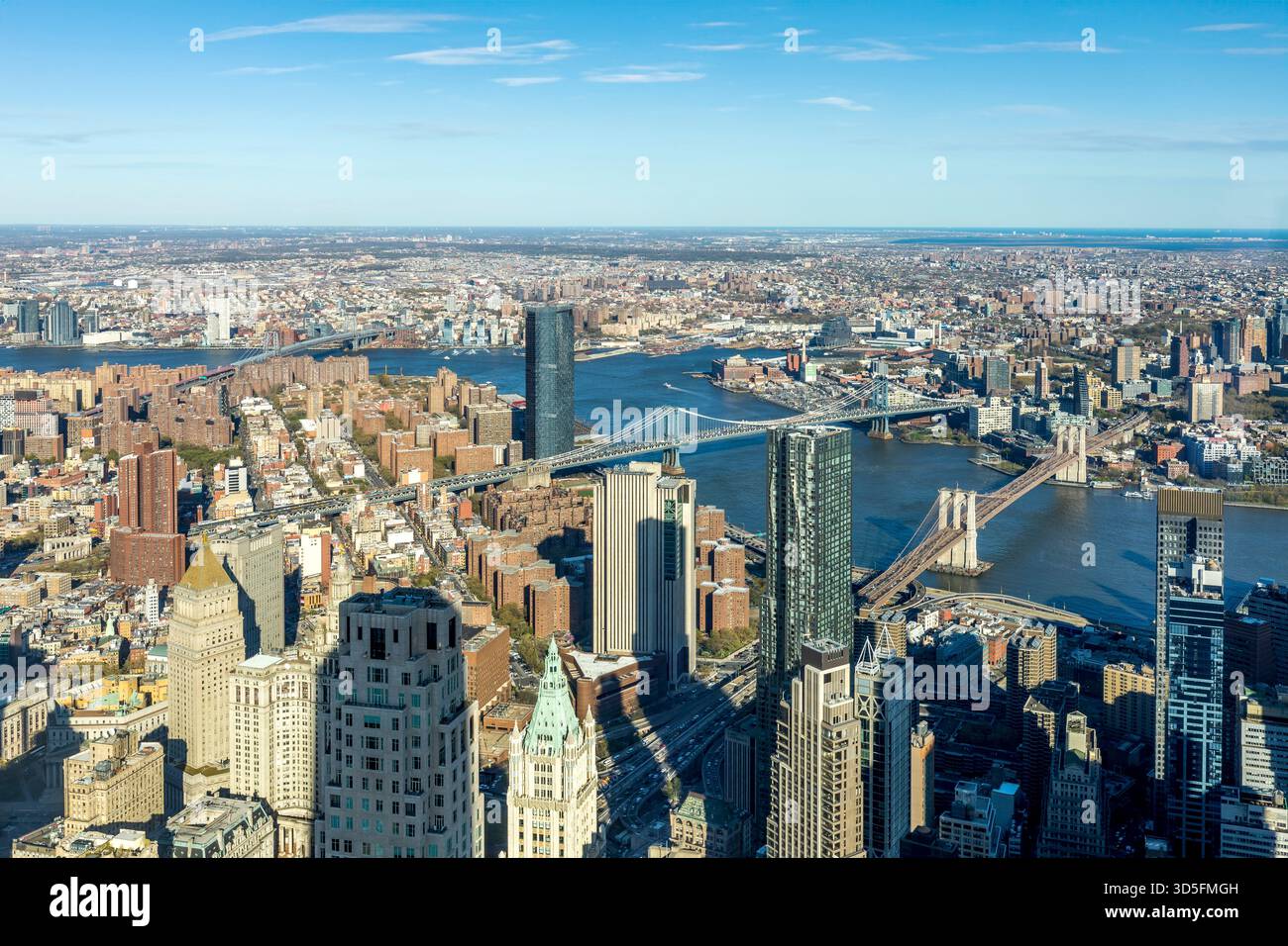 New York City, USA - 29. April 2025: Aus der Vogelperspektive auf Manhattan mit seinen Wolkenkratzern, East River, Brooklyn Bridge und Manhattan Bridge Stockfoto