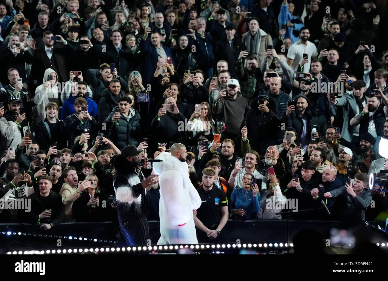 Chris Eubank Jr geht vor seinem Kampf ins Tottenham Hotspur Stadium, London. Bilddatum: Samstag, 15. November 2025. Stockfoto