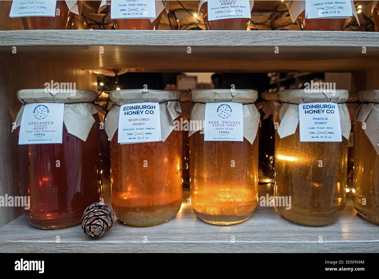 Gläser mit Honig im Fenster von Edinburgh Honey Co. An der Morningside Road. Stockfoto