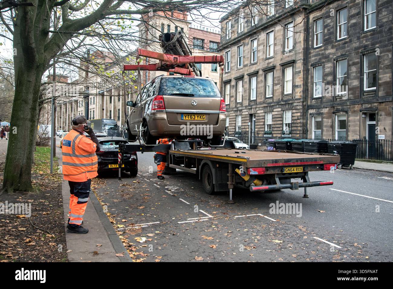 Fahrzeug wird auf die Rückseite eines Tiefladers in Castle Terrace, Edinburgh, Schottland, Großbritannien angehoben. Stockfoto