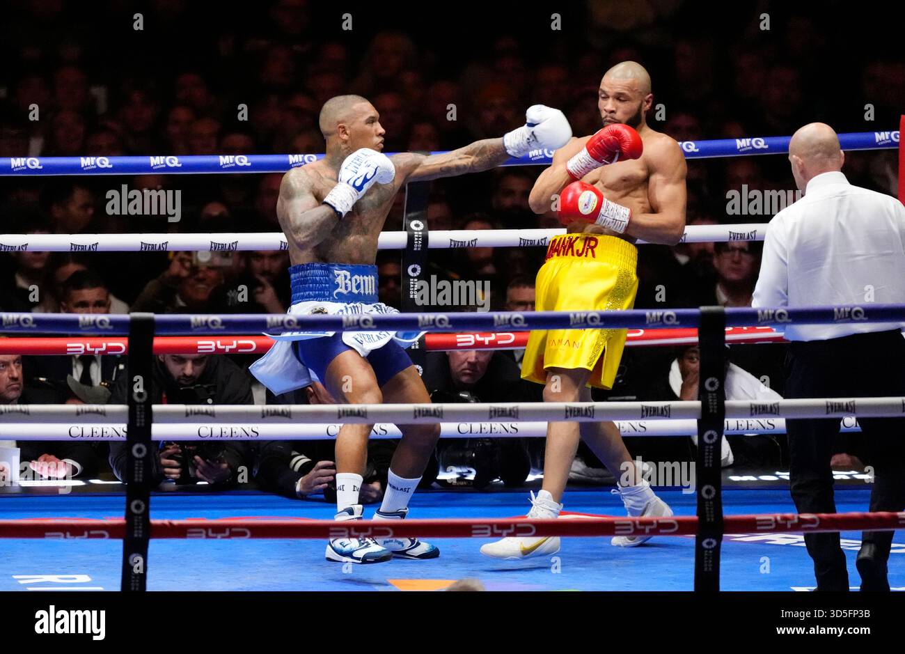 Chris Eubank Jr (rechts) im Kampf gegen Conor Benn im Tottenham Hotspur Stadium in London. Bilddatum: Samstag, 15. November 2025. Stockfoto