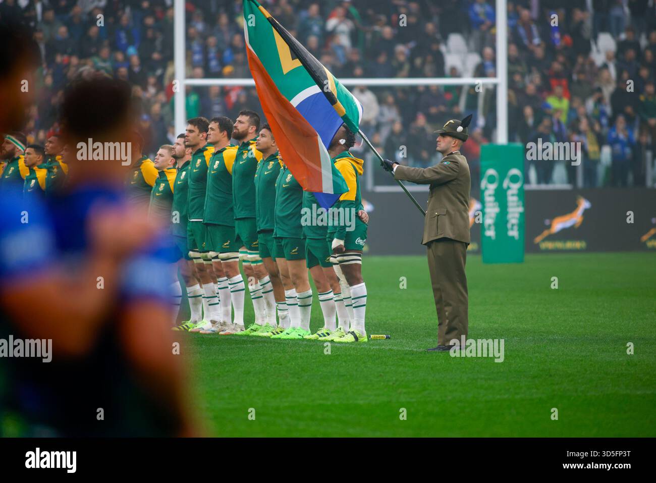 Turin, Italien. November 2025. Südafrikanische Flagge beim Rugby-Spiel der Herbstnationenserie 2025 zwischen Italien und Südafrika am 15. November 2025 im Allianz-Stadion in Turin, Italien. Quelle: Nderim Kaceli/Alamy Live News Stockfoto