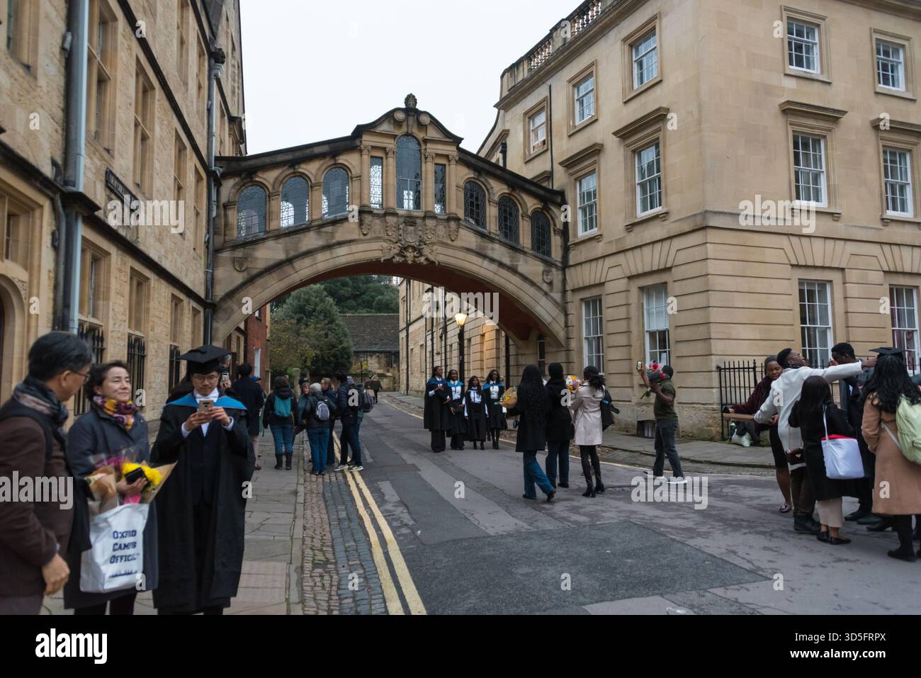 Absolventen der asiatischen und afrikanischen Oxford University stehen an der Seufzerbrücke in Oxford, Großbritannien Stockfoto
