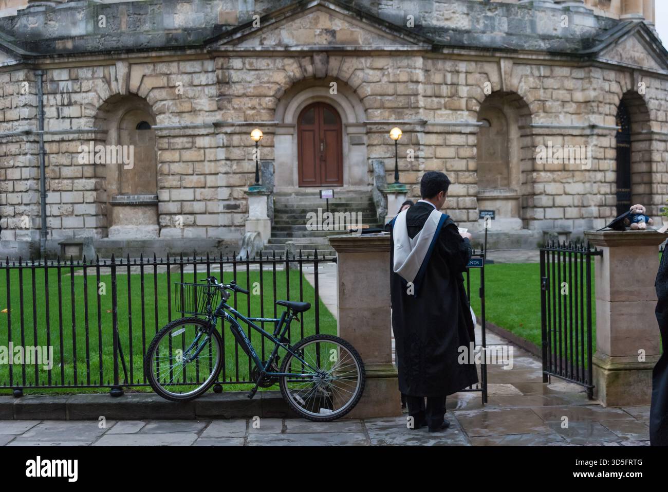 Absolvent der Universität Oxford bei der Radcliffe Camera in Oxford, Großbritannien Stockfoto