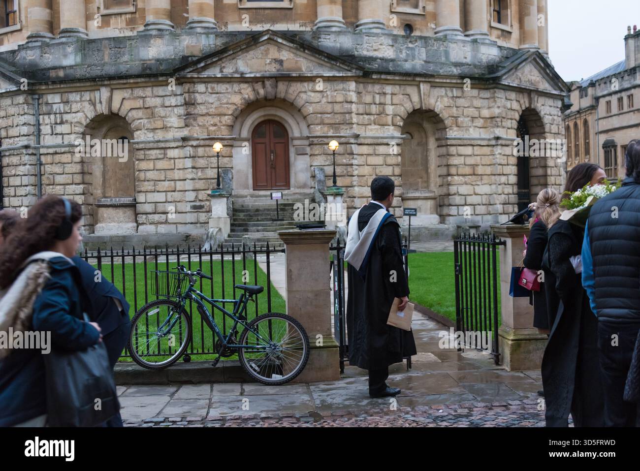 Absolvent der Universität Oxford bei der Radcliffe Camera in Oxford, Großbritannien Stockfoto