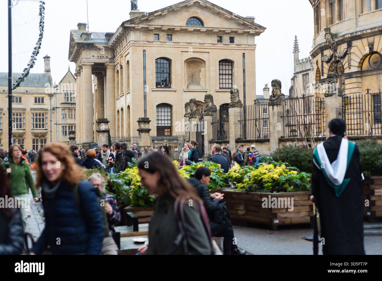Absolvent der Universität Oxford am Clarendon Building in der Broad Street in Oxford, Großbritannien Stockfoto