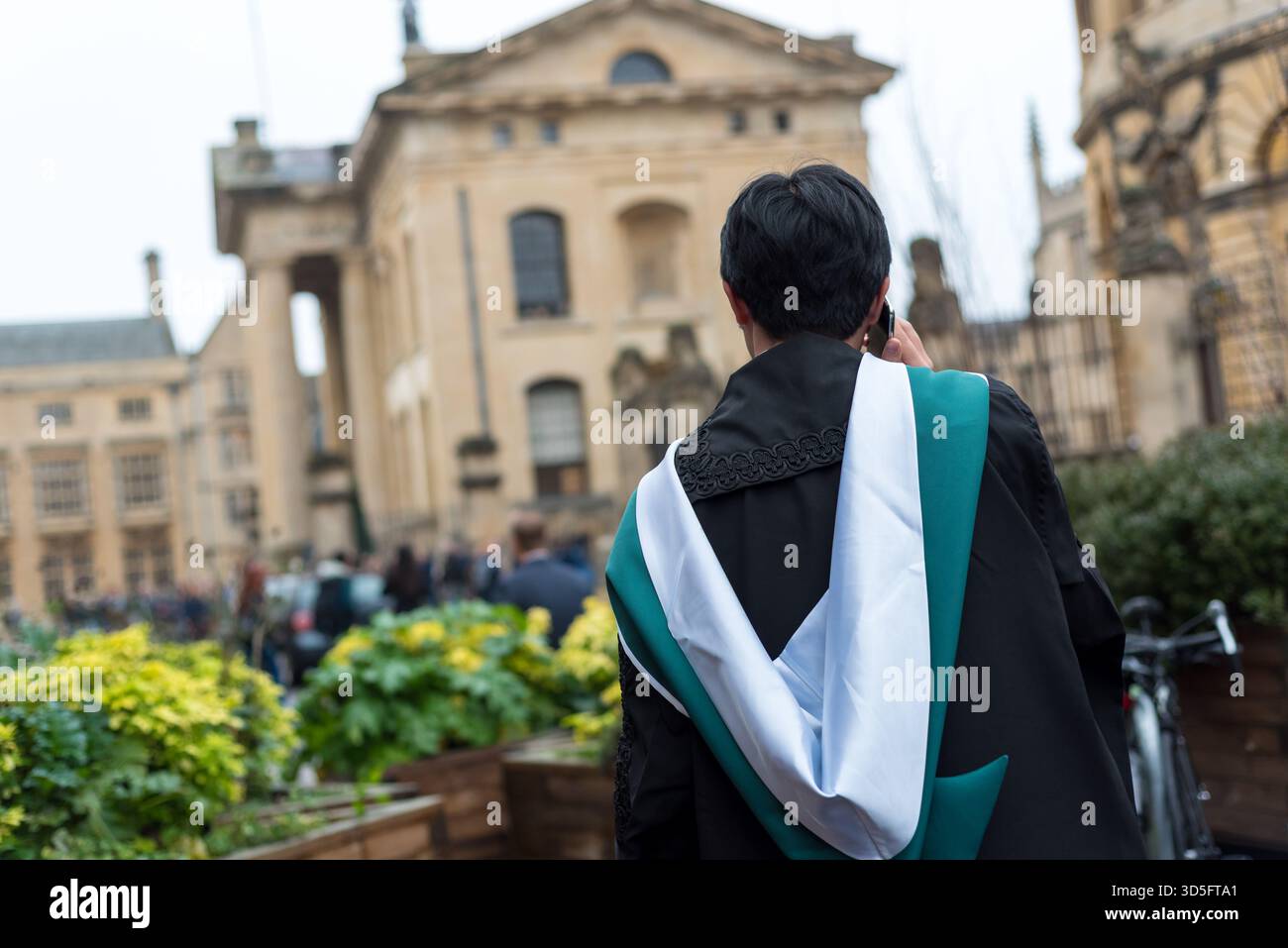 Absolvent der Universität Oxford am Clarendon Building in der Broad Street in Oxford, Großbritannien Stockfoto