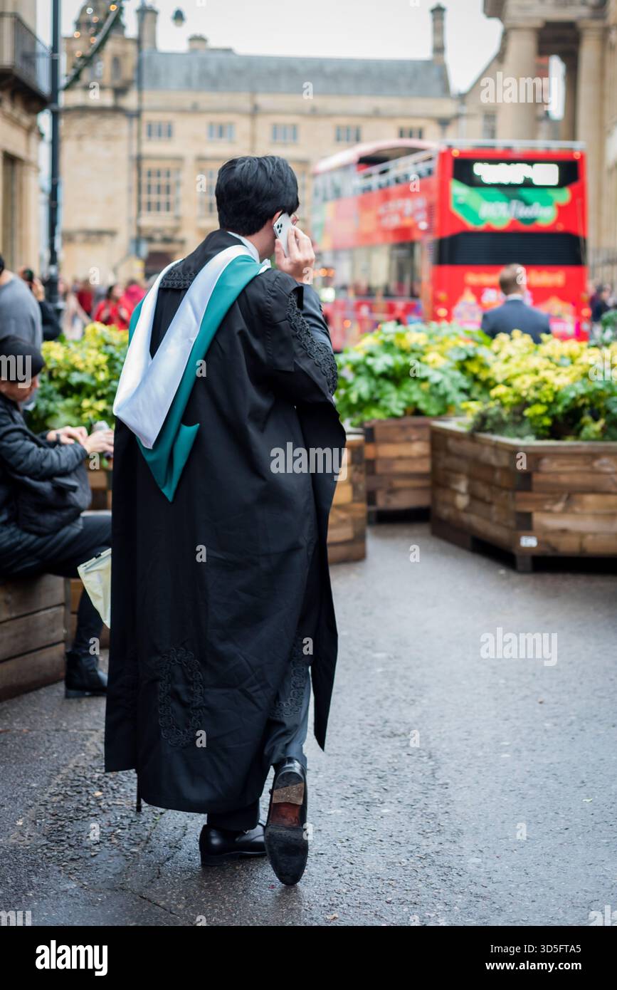 Absolvent der Universität Oxford am Clarendon Building in der Broad Street in Oxford, Großbritannien Stockfoto