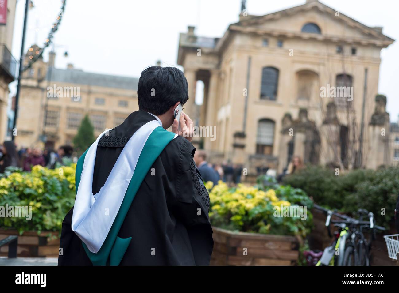 Absolvent der Universität Oxford am Clarendon Building in der Broad Street in Oxford, Großbritannien Stockfoto