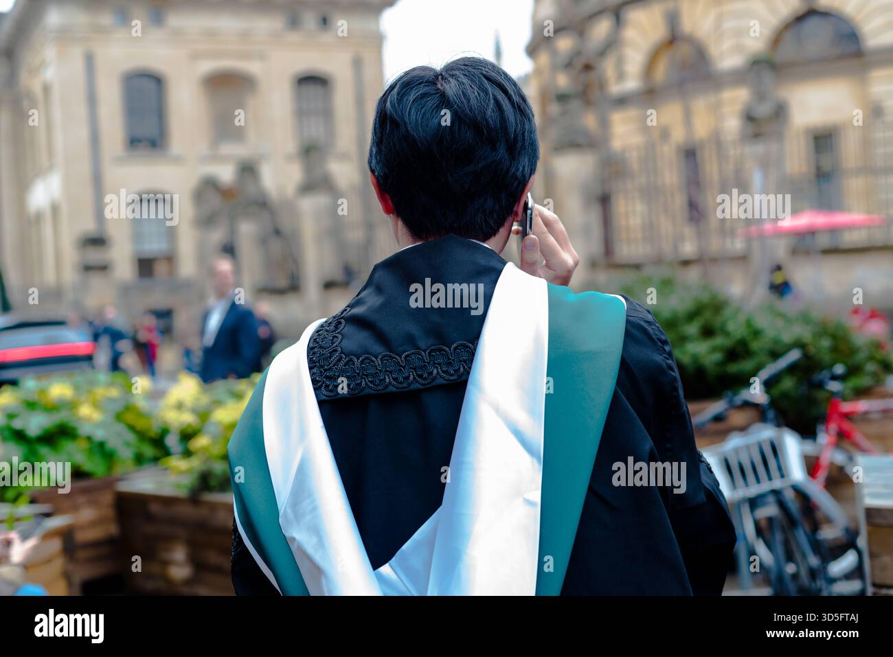 Absolvent der Universität Oxford am Clarendon Building in der Broad Street in Oxford, Großbritannien Stockfoto