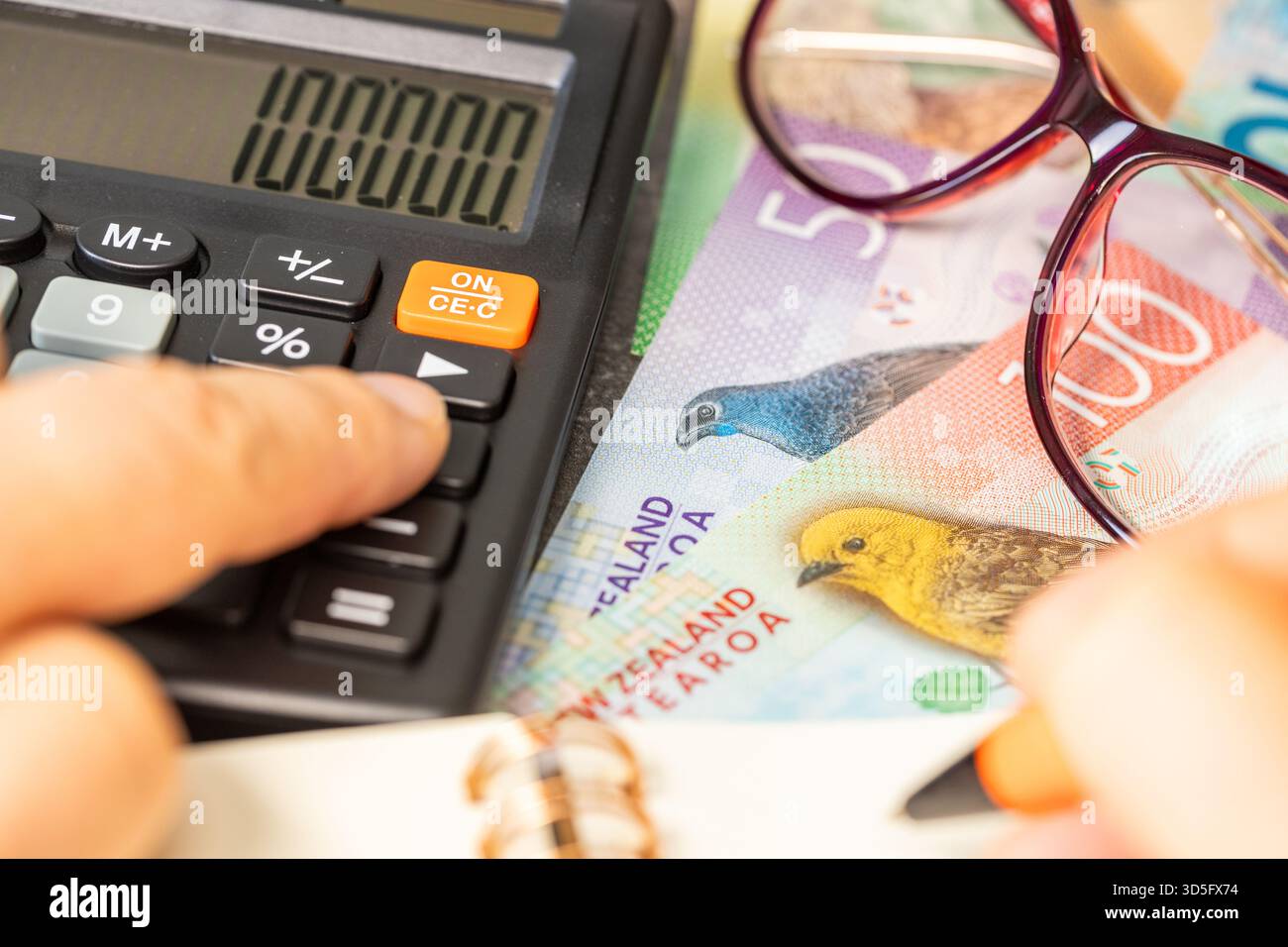 Neuseeländisches Geld. Finanzielle Abrechnungen in Neuseeland, Finanzanalyse, Steuerberechnung, Risikokosten, Geschäftsprojekt. Neuseeland-Dollar. Schließen Stockfoto